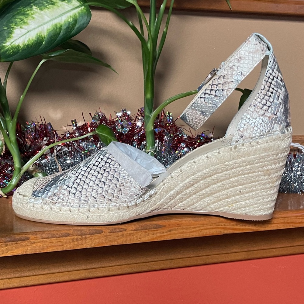VINCE CAMUTO LEATHER ESPADRILLE WEDGE VENERLY TAUPE SILVER. SIZE 11W.